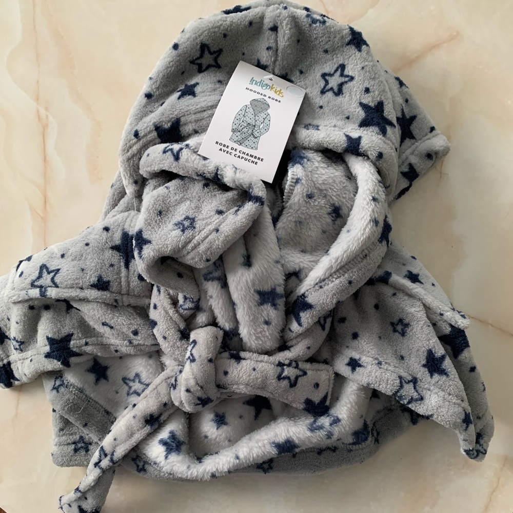 NWT / IndigoKids Robe 100% Polyester Fleece Stars Size 2 to 4